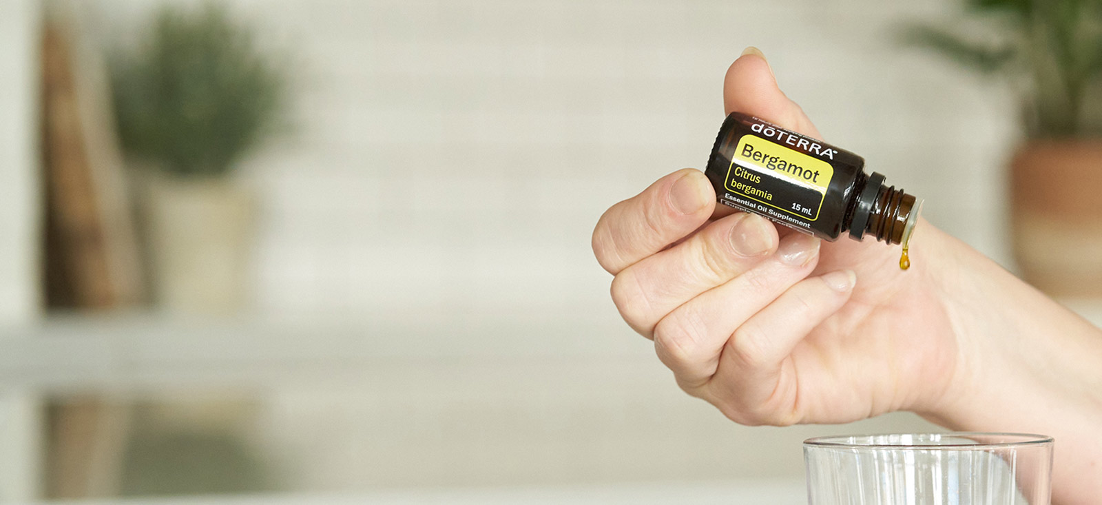 Persona incorporando la Bergamota doTERRA en su rutina diaria de bienestar