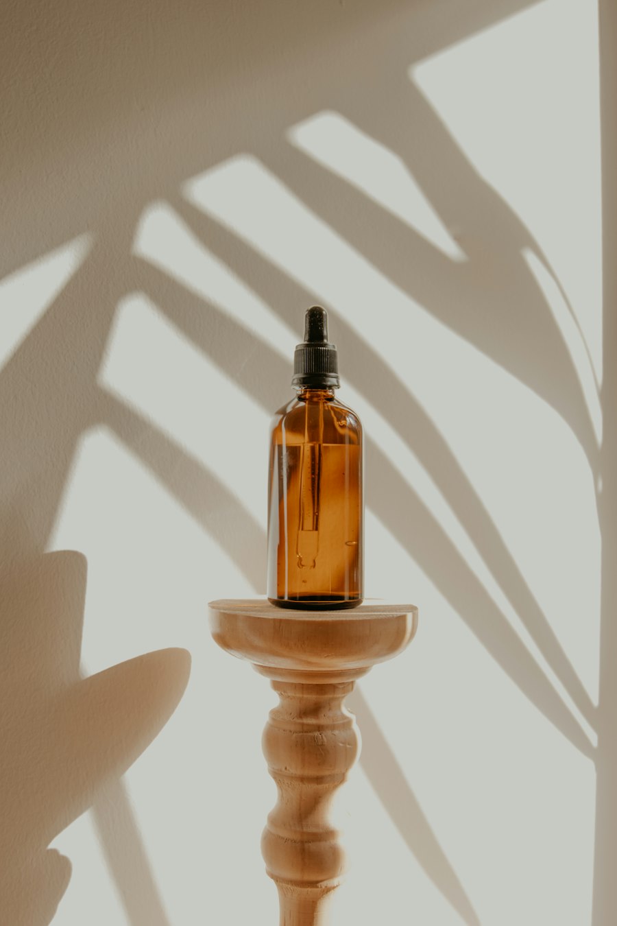 Aceite esencial doTERRA en frasco cuentagotas ámbar para apoyar el sistema inmune en otoño